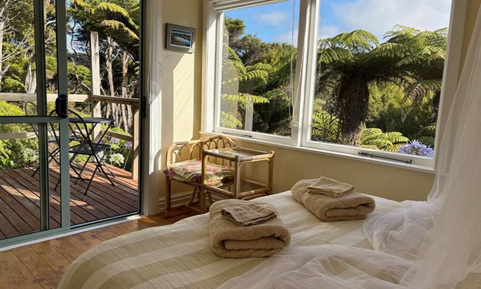Tryphena Apartment | The Hidden House - A quiet studio space set amongst 73 acres of native forest.
