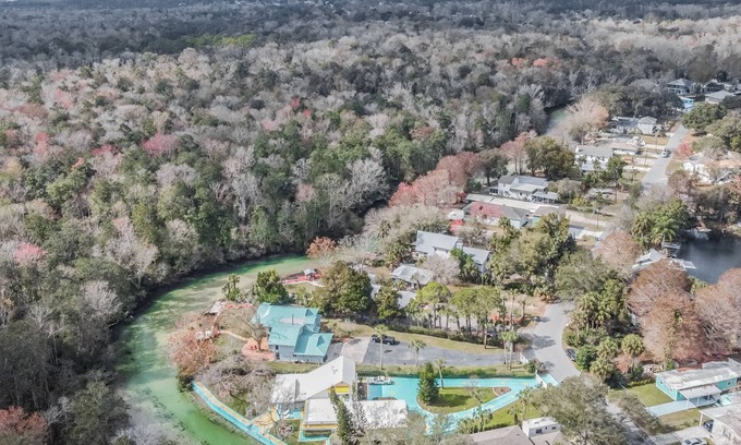 Weeki Wachee Gardens House | The Hideaway at Weeki River-kayaks included