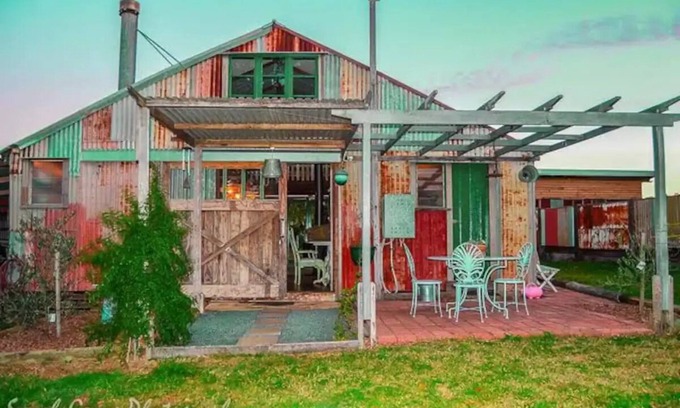Ewingsdale Cottage | The Hideaway@Byronhomestead is set on 12 acres with 3 other properties sleeps 5