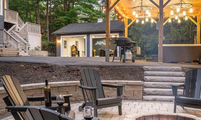 Mount Jackson Cabin | The Hideaway l 4 BR l Hot Tub l Fire Pit l Game Room l .5 miles to Bryce Resort