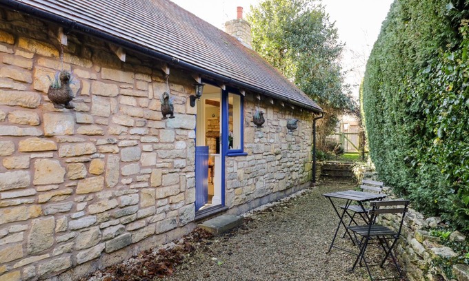 Eckington Cottage | THE HIDEAWAY, romantic, with a garden in Eckington