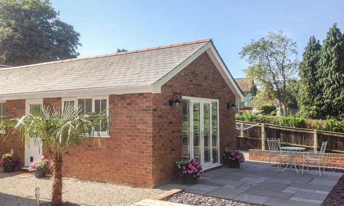 Verwood Cottage | THE HIDEAWAY, romantic, with a garden in Verwood