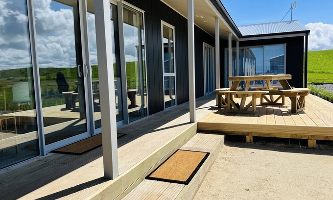 Waverley House | The Hideaway - Waipipi Beach - Waverley - Couples Retreat with Hot Tub