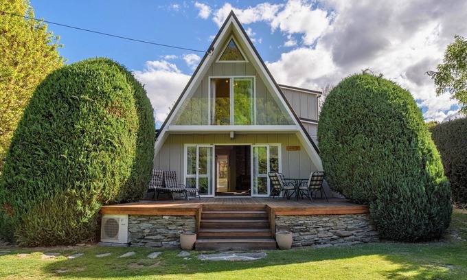 Arrowtown Cottage | The Hillvue with Spa - Arrowtown Holiday Home