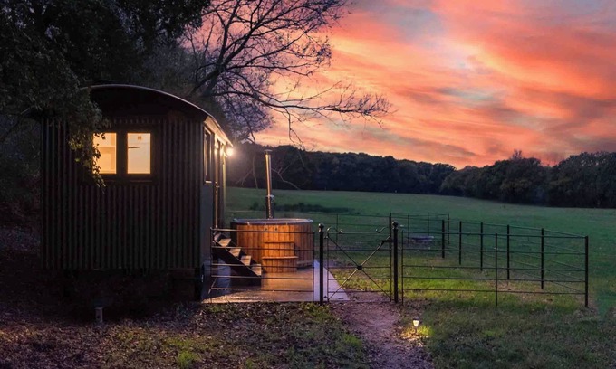 Golden Cross Cabin | The Holmes Hill Retreat