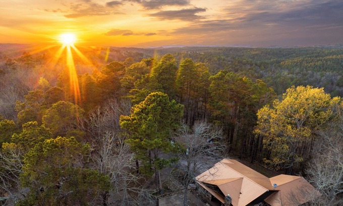 Watson Cabin | The Honey Lodge - Thanksgiving & Christmas available. 2 Kings & 1 Queen Bed