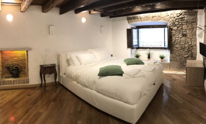 Navona Apartment | THE HOUSE OF THE MARBLES, a 5 minute walk to the Colosseum and the Vatican