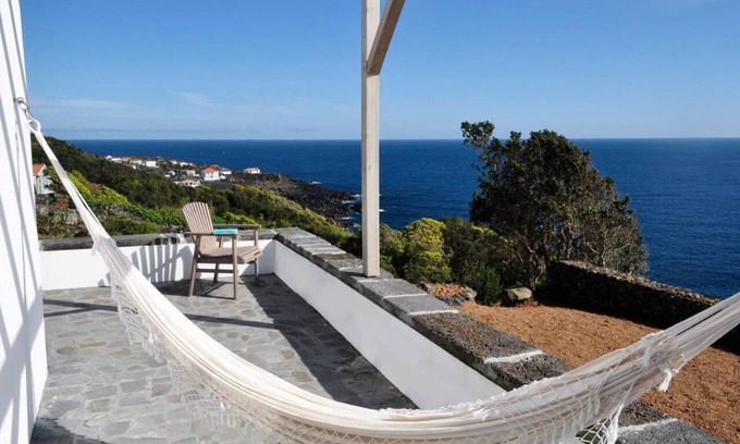 Calheta de Nesquim Cottage | The House of the Whaler is the ideal place for those who want to feel close to the sea.