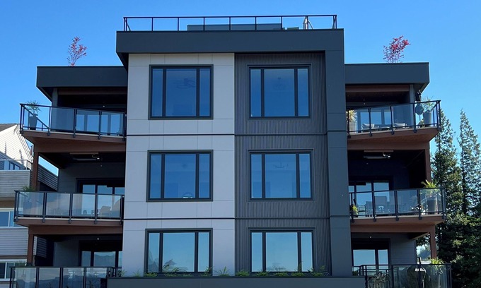 Harrison Hot Springs Condo | THE HUB- NEW Lakefront 3-bed/2-bath suite in Harrison Hot Springs with WiFi, AC.