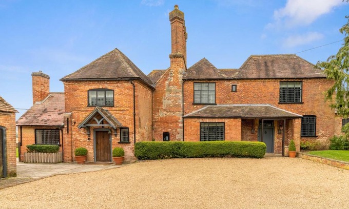 Alcester House | The Hunting Lodge at Ragley Estate
