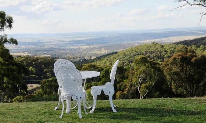 Oberon Council House | 'The Hut' a Rural Getaway With Views to Die For.