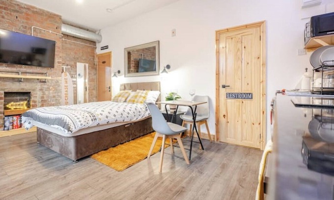 Leeds Apartment | The industrial studio near headingley stadium