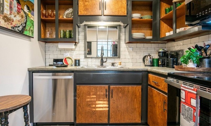 Oxford House | The Ira, 2 miles from the Square and Campus!