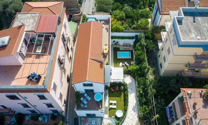 Sant'Agnello Villa | The Ivy Villa with garden, pool and jacuzzi