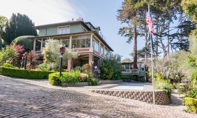 Monterey Bed & Breakfast | The Jabberwock Bed & Breakfast