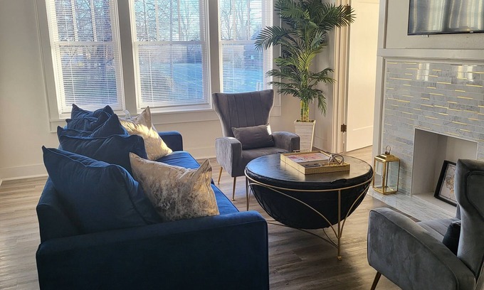 East of Broadway Apartment | The Jasmine On Main