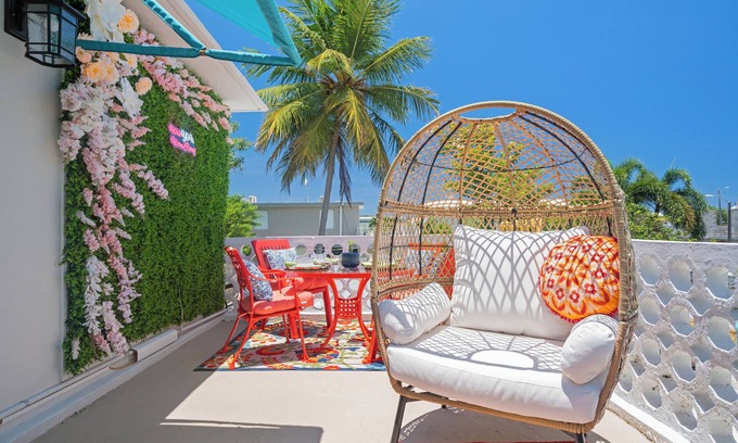 Levittown Apartment | The Jewel of Levittown: Charming 2-bedroom apartment with WiFi, AC in Toa Baja