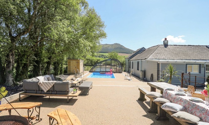 Garn Fadryn House | THE KEEPERS LODGE, pet friendly, character holiday cottage in Nefyn
