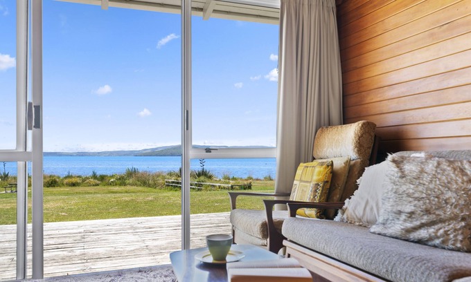 Ngongotaha House | The Lake Bach - Ngongotaha Lakefront Holiday Home