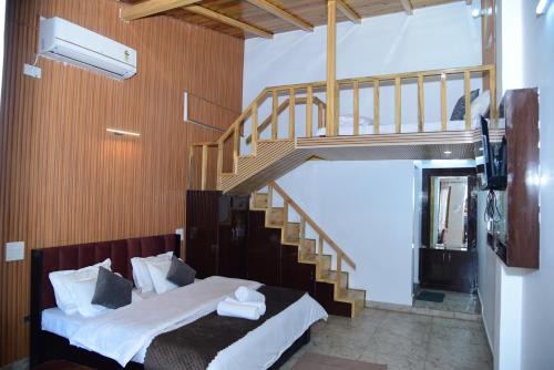 Bhimtal Hotel | The Lake Edge