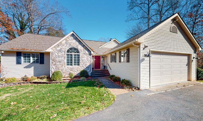 Moneta House | The Lake House on Sunset Point