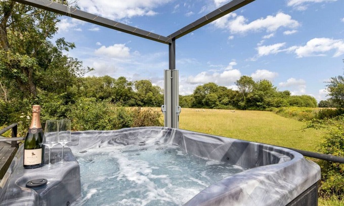 Ford Cabin | The Lake House - Private Hot Tub