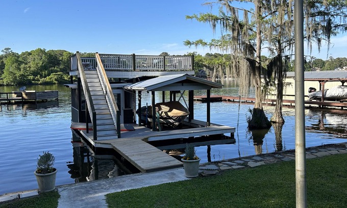 Warwick House | The Lake is Callling you to Creek Cabin