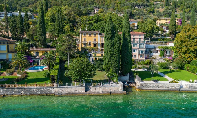 Salo Villa | The Lake is Our Pool ♡ Frontlake Villa & Park/Sleeps 12 +1 Baby/Pet Friendly