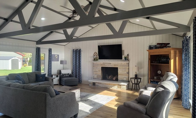 Black Wolf House | The Lakehouse at Winnebago. Green Bay 1 hr. Ice Fishing out your door. Fireplace