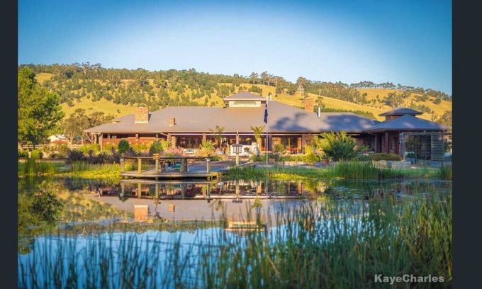 Pakenham House | The Lakehouse with beautiful scenic views/animals