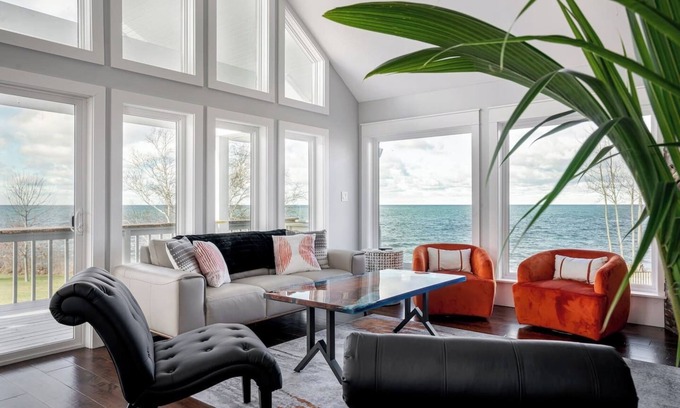 Niagara County House | The Lakeshore Cottage by Sul Lago