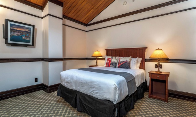 Chelan Condo | The Landing 206 Queen Suite with Jetted Tub