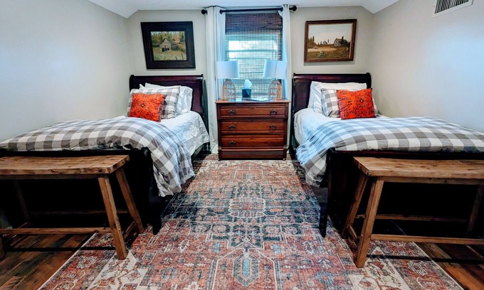 Buena Vista Hotel | The Lanier Room at The Town House Inn - Guesthouse