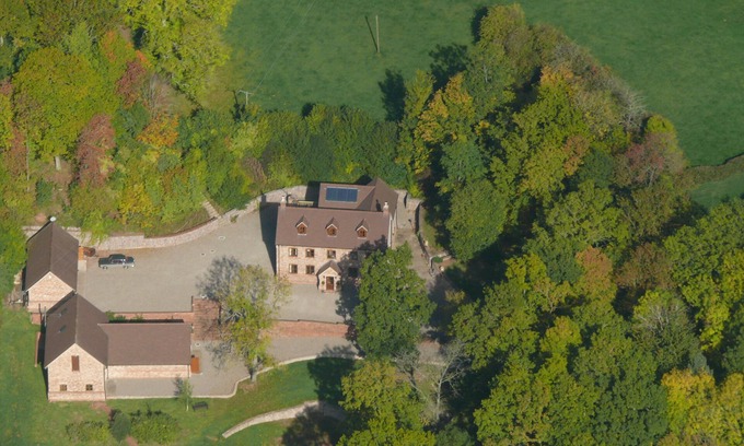 Hay-on-Wye Bed & Breakfast | The Larches Ledbury Bed and Breakfast