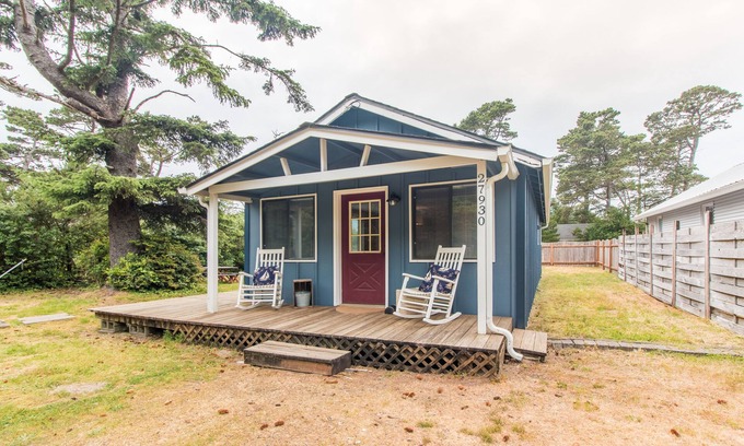 Tierra Del Mar House | The Lazy Dragon #147 - Cute classic cabin, walk to beach, fun back yard.