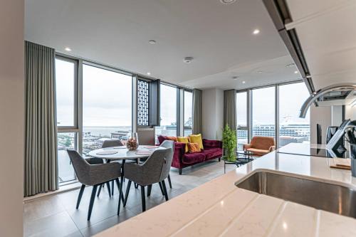 The Docks Apartment | The Lexington - Luxury Serviced Apartments City Centre - City and Waterfront views