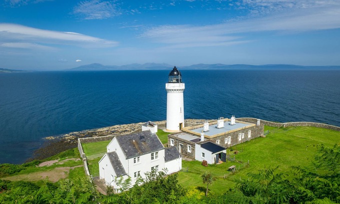 Campbeltown House | The Lighthouse Cottage - unique, spacious house with stunning seaviews