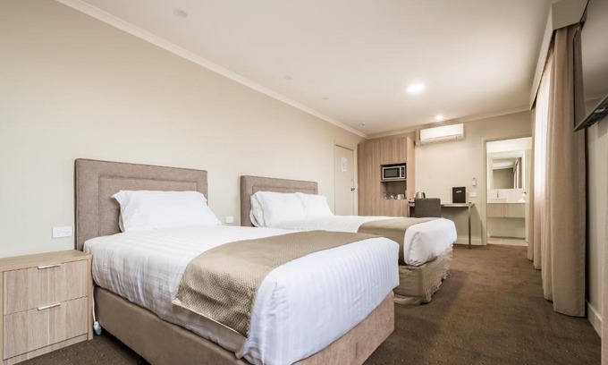 Ulverstone Hotel | The Lighthouse Hotel