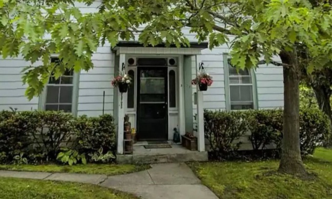 Newmarket Apartment | The Lilypad: perfectly located cozy, main level 1-bedroom in quaint old house