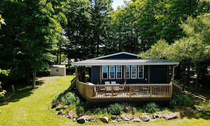 Haliburton Cottage | The Little Fox Cottage - On the water, 3 min to town