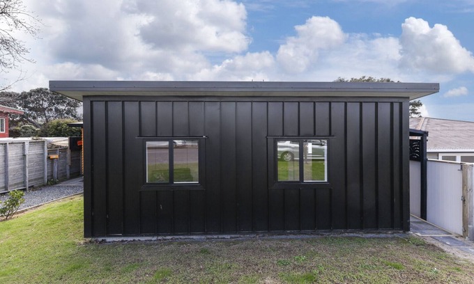 Leigh House | The Little Leigh Bach - Leigh Holiday Home