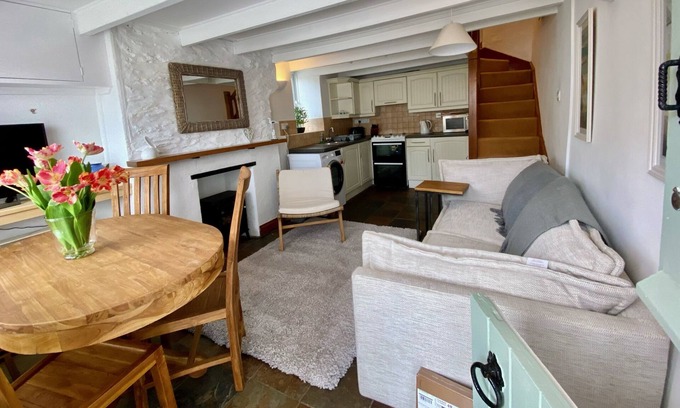 Pentewan Cottage | The Little Lighthouse - 2 mins from beach