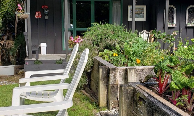 Tawharanui Ski Chalet | THE LITTLE HOUSE BY THE SEA - COASTAL MATAKANA/TAWHARANUI. , DOG FRIENDLY.