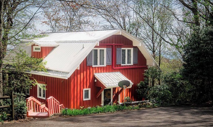 Dan River Cottage | The Little Red Barn w/Spectacular Views & Less than 1 mile - Blue Ridge Parkway