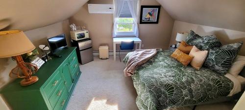 New Bedford House | The Little Swan Retreat