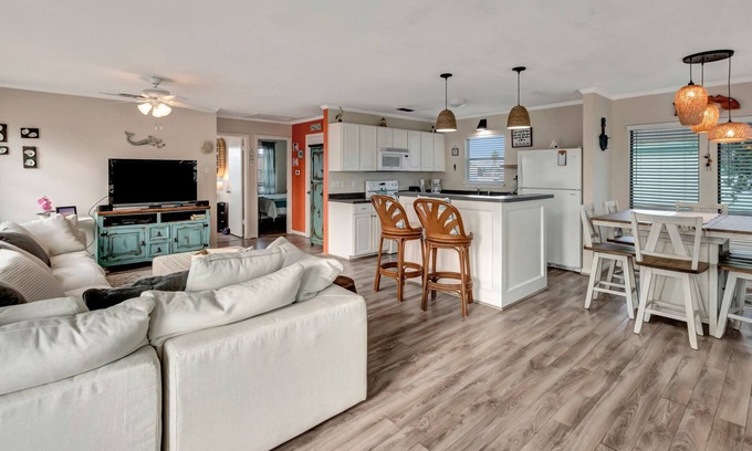 Port O Connor House | The Live Oak House is family friendly in a quiet area 2 blocks from the beach