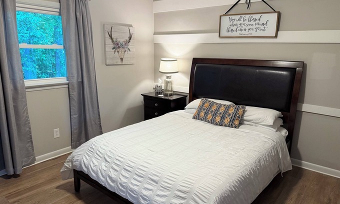 Hickory Apartment | The Local Yokel | Cozy 1 BR Apartment + Wi-Fi & Parking