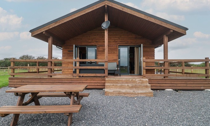 Middlezoy Cottage | THE LODGE AT CROSSROADS FARM, pet friendly in Middlezoy
