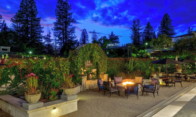 Healdsburg Hotel | The Lodge at Healdsburg, Tapestry Collection by Hilton