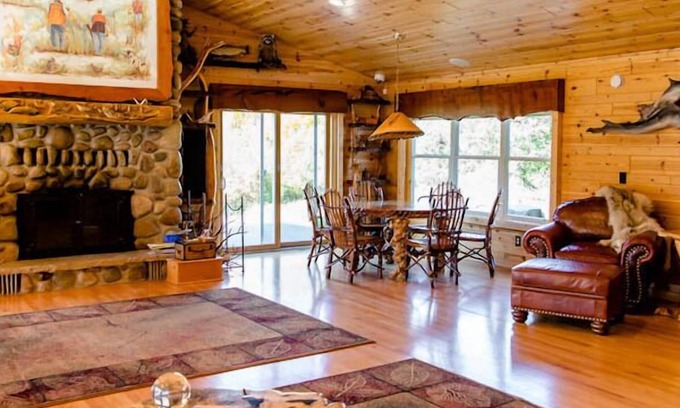 Evart Cabin | The Lodge at Meemo's Farm & Retreat